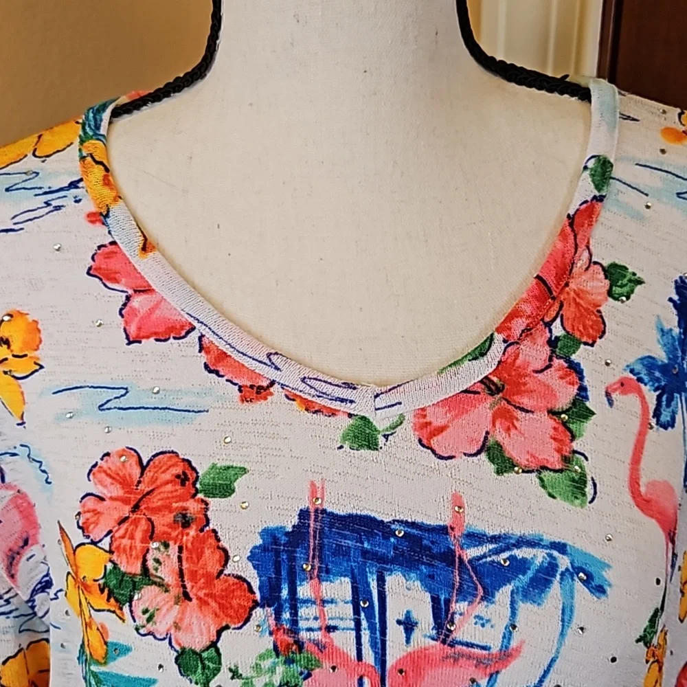 CATHY DANIELS TOP SHIRT 1X FLAMINGO FLORAL FLOWERS V-NECK PINK YELLOW BL… - Picture 2 of 9